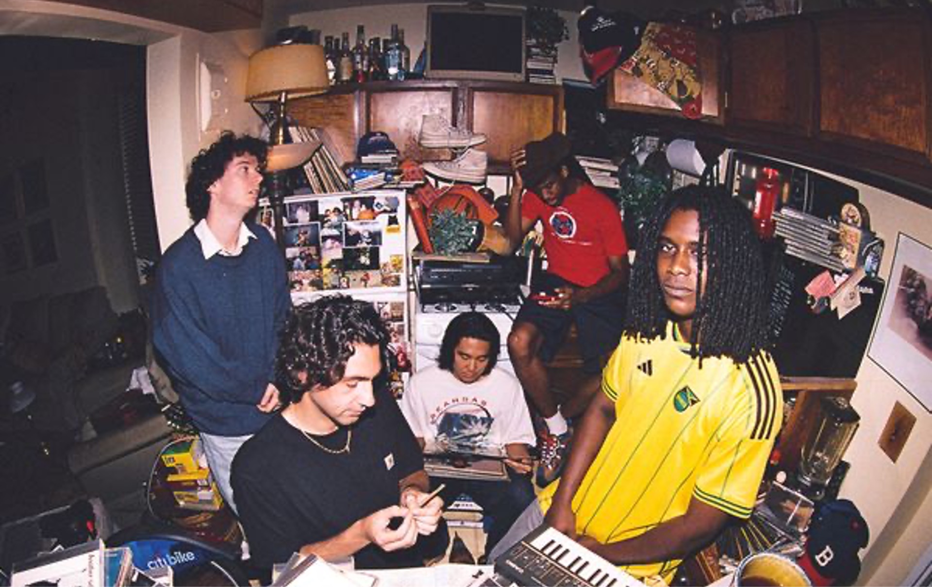 WHATMORE、デビュー作『WHATMORE』でジャンルを超えたノスタルジックな魅力を放つ