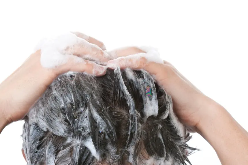 シャンプー中の抜け毛がひどい?原因と対策・見直したいヘアケア習慣を紹介