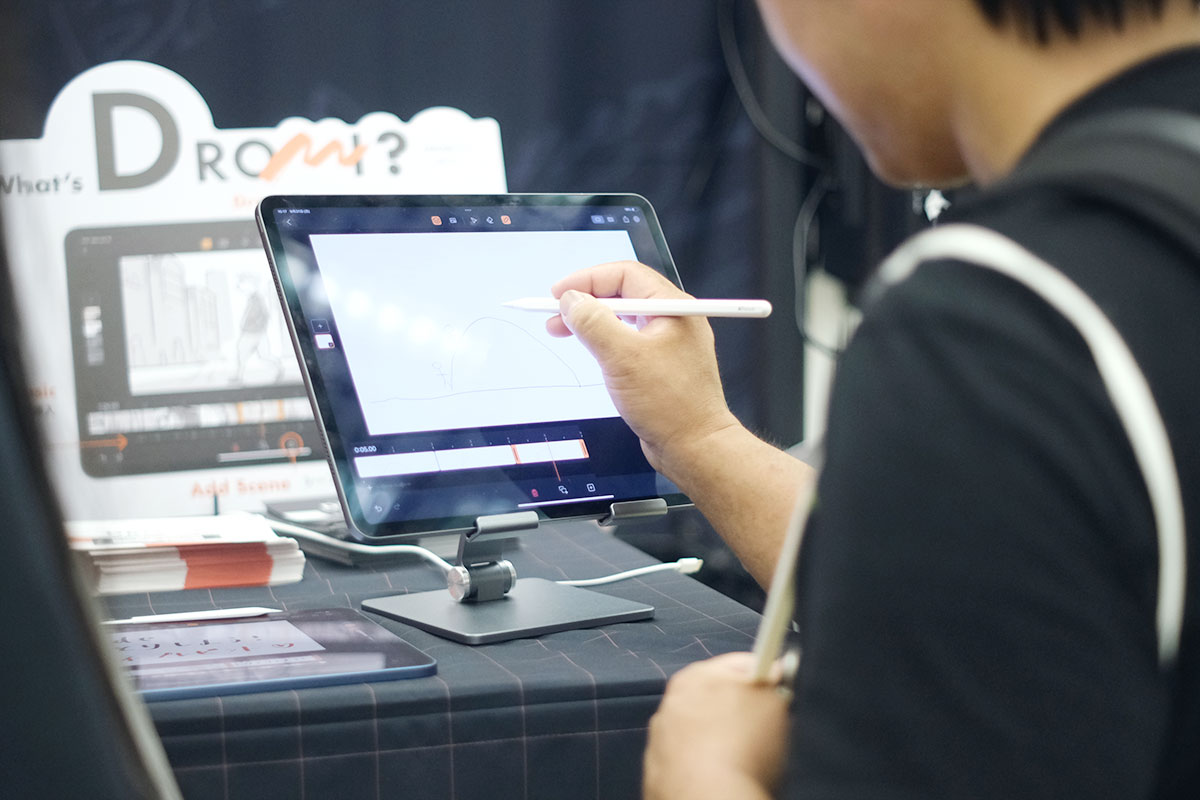 京まふで絵コンテアプリドローミを体験する来場者