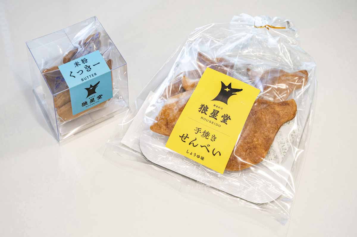 京都芸術大学とドローミのワークショップにて活用した、フェンリル特製ノベルティのせんべいとクッキーを使用