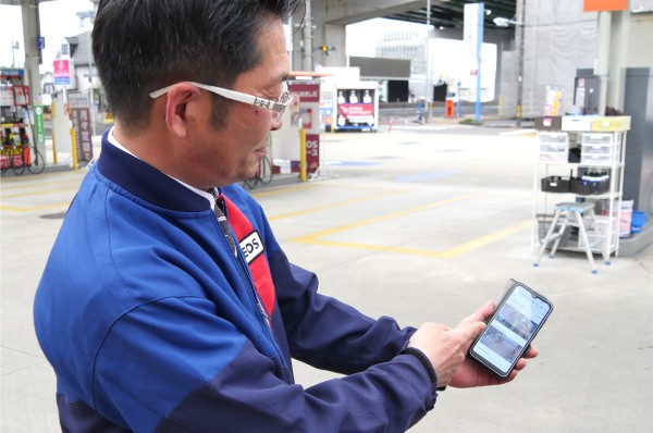 スマートフォンから給油レーンをモニタリング。