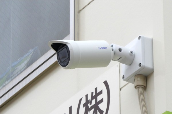 店舗に設置された屋外ハウジング一体型カメラは給油レーンを撮影。