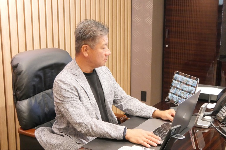 タブレットで95か所のカメラを一括管理される村松社長。