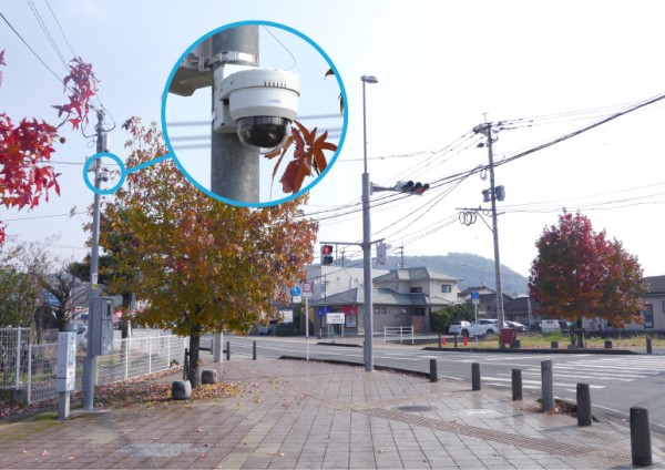 屋外PTZカメラはLTE無線通信ユニットと合わせ、町内の主要交差点5カ所に設置。