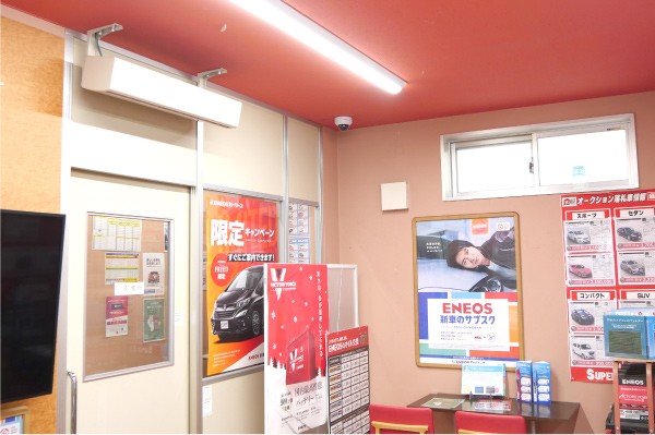 店内に音声対応のドーム型カメラを2台設置。