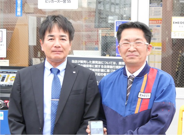 ユアサ燃料株式会社  直売営業本部 次長  窪田 典一様（写真左）  Dr.Drive 一宮インター北店マネージャー  木津谷 正信様（写真右）