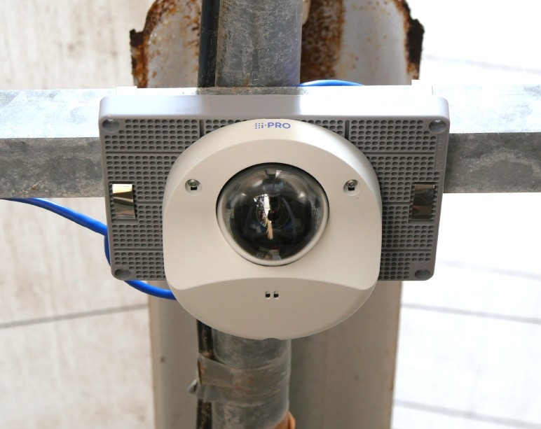 栽培ハウス内のコンパクトドームカメラは従業員の安全管理に使用。