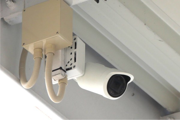 大型車専用レーンに設置された屋外ハウジング一体型カメラ。