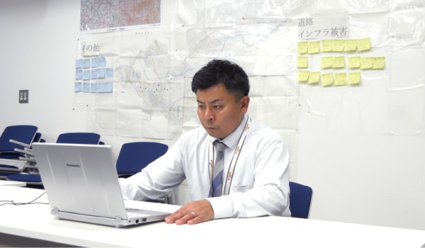 通常の勤務場所である危機管理防災課の執務室のPCに加え、有事の際に使用される防災対策室のPCでもCameleoの利用が可能。