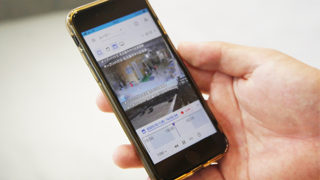 各現場では、事務所の大型モニタとスマートフォンで、担当現場の状況を遠隔確認。