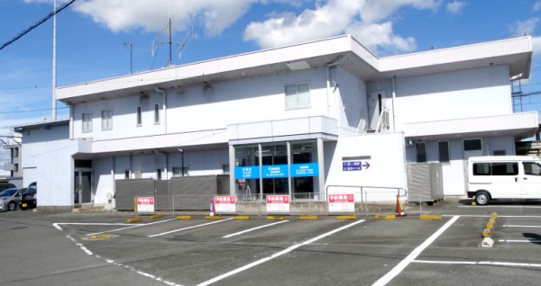 遠州西ヶ崎駅の横に位置する鉄道営業所の外観